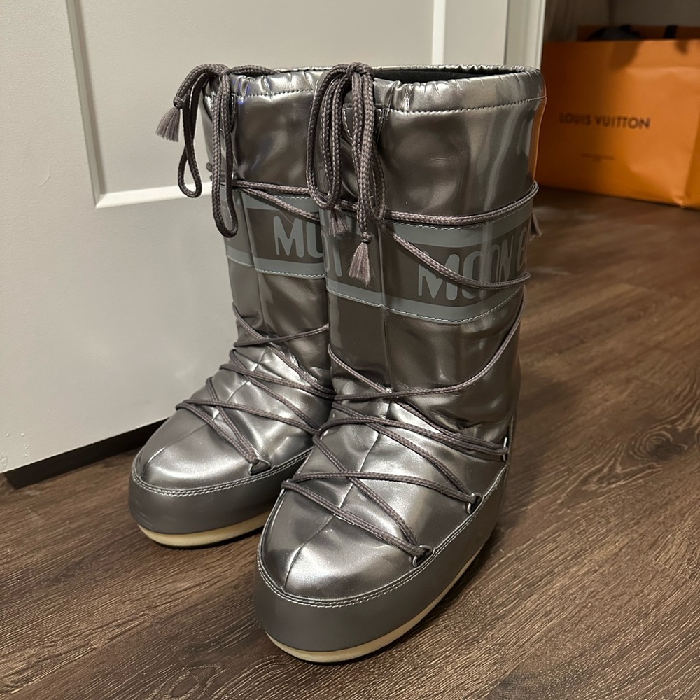Women’s silver winter moon boot iconic pillow metallic lace up snow boot